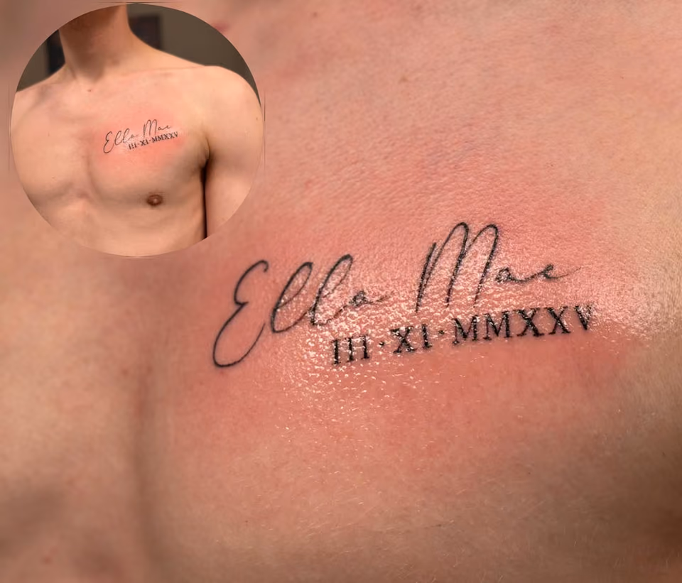 Name Ella Mae in Script mit Geburtsdatum in römischen Ziffern auf der Brust