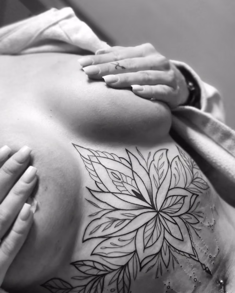 Große Lotusblüte in klaren Linien an den Rippen