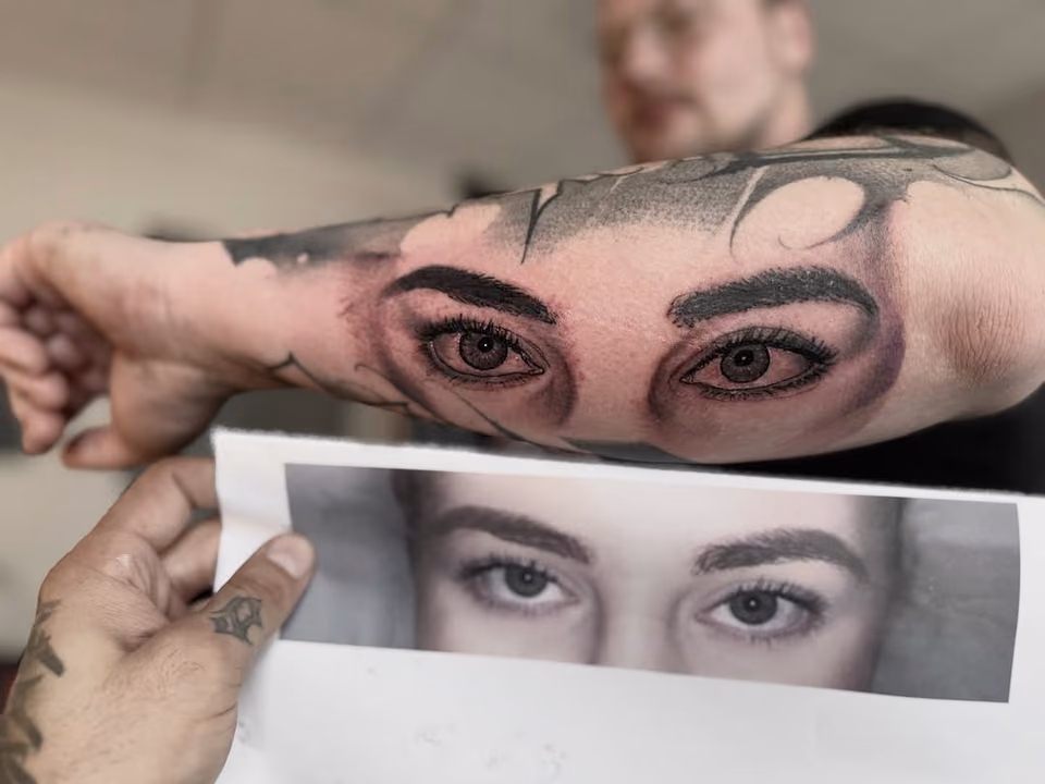 Fotorealistisches Augenpaar am Unterarm, daneben die Fotovorlage zum Vergleich