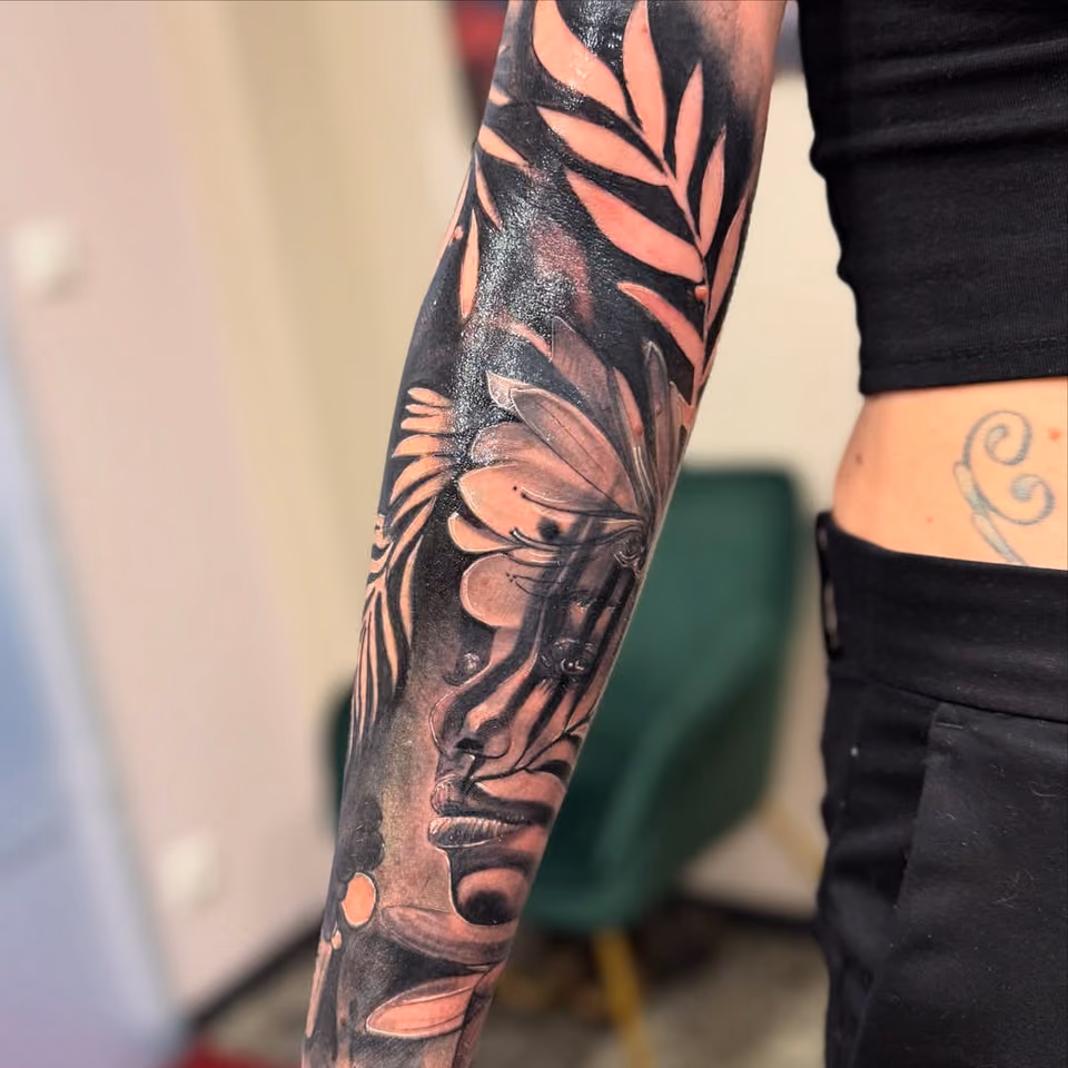 Unterarm-Sleeve mit Blüten und Palmblättern in dunklem Black & Grey